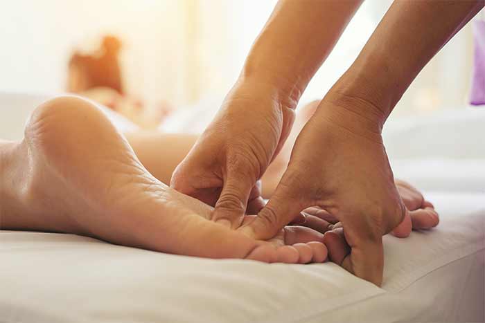 ماساژ نقطه قلب در کف پا